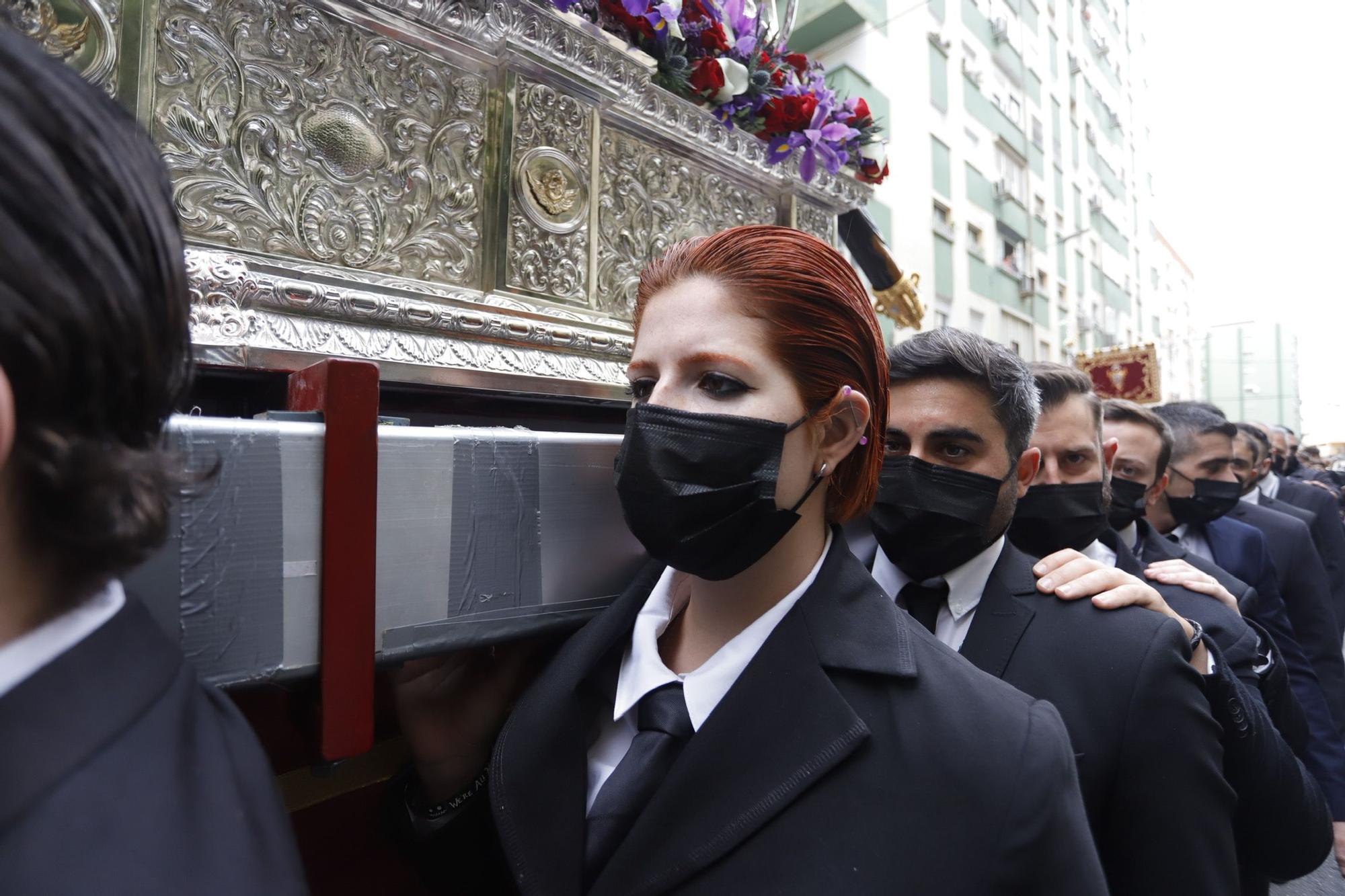 En Nueva Málaga, con más de 13 horas de procesión por delante, el Nazareno del Perdón y la Virgen de Nueva Esperanza comenzaban su peregrinación.