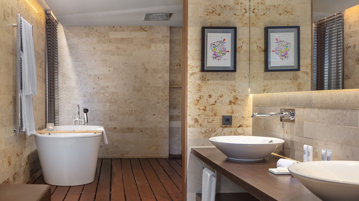 Baños amplios y luminosos, con materiales nobles y diseño contemporáneo para una experiencia de lujo