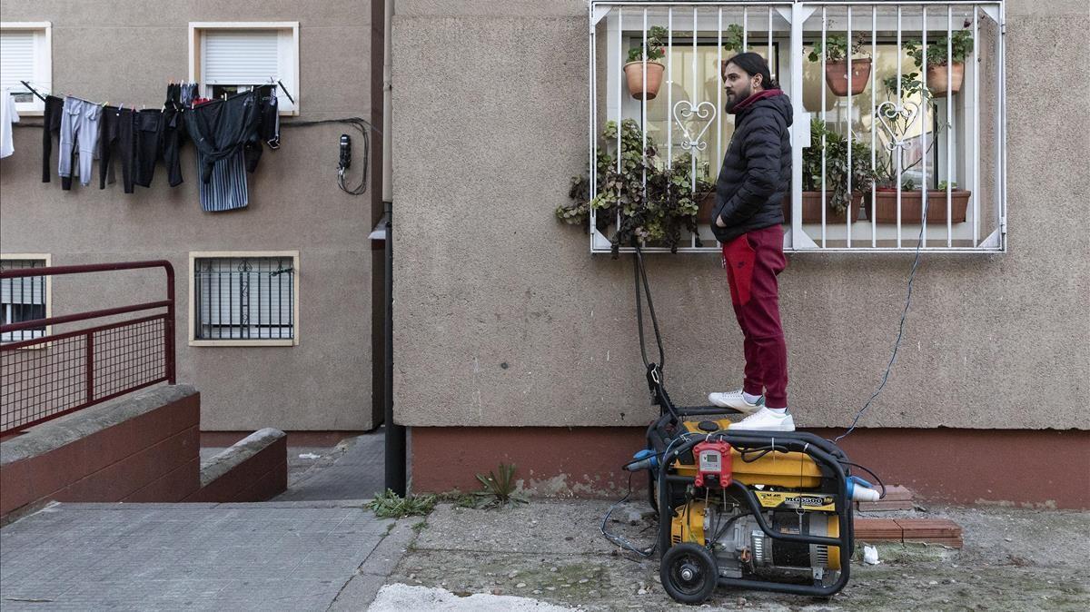 Un vecino de Font de la Pòlvora, unos generadores, que abundan en el barrio porque permiten acceder a la electricidad durante los cortes de luz habituales.