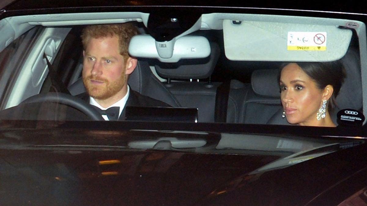 Harry y Meghan Markle en el coche