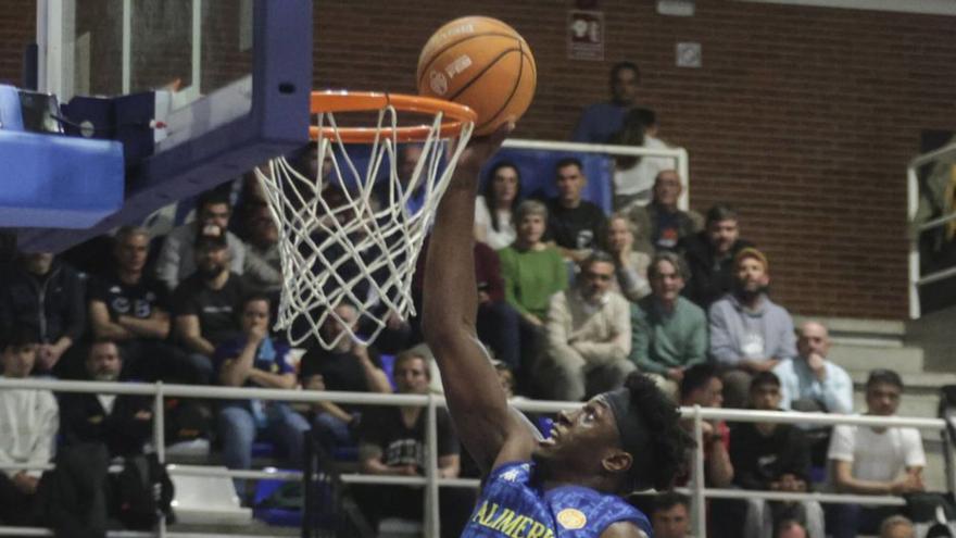 Ike Nweke se dispone a anotar ante Shemar Wilson y Eric Demers. |