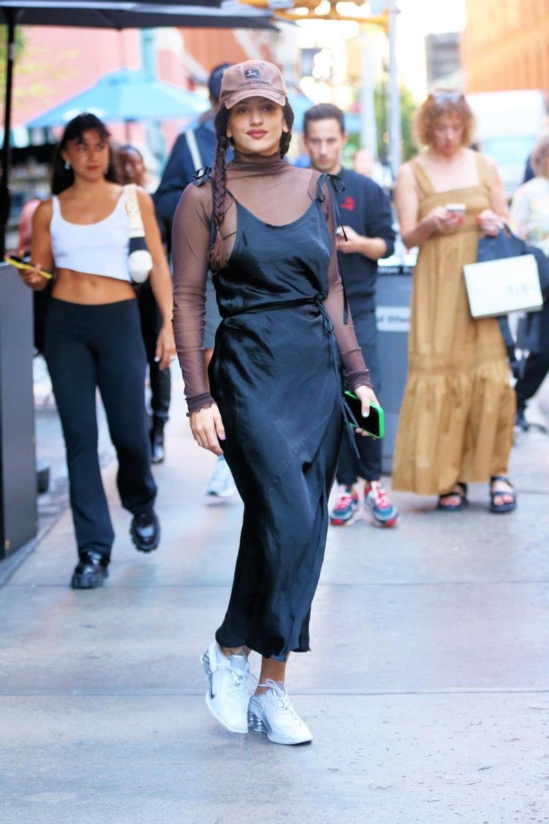 Rosalía, con vestido negro satinado