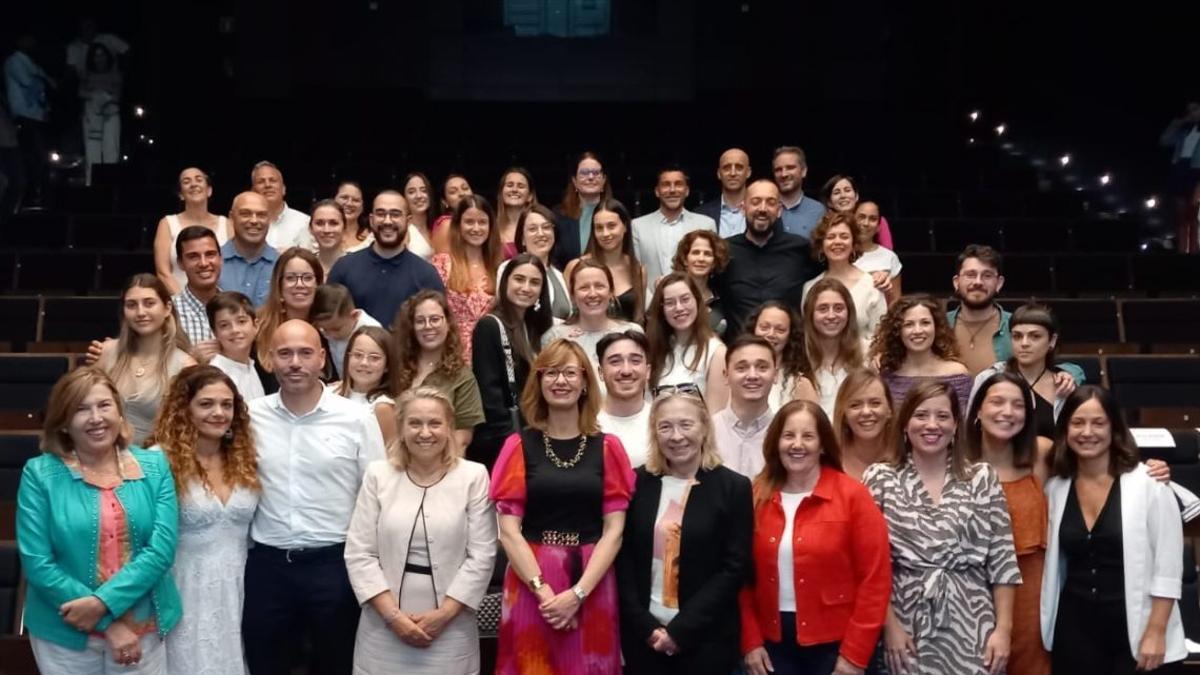 La presidenta del Colegio de Enfermería de Las Palmas, Rita Mendoza, junto a los docentes de formación especializada y los EIR graduados en 2025