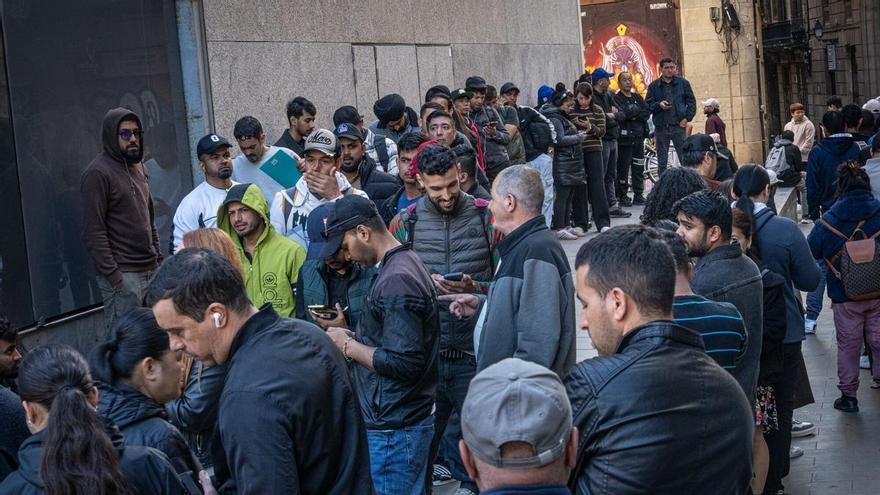 La regularización extraordinaria de migrantes desborda las previsiones del Gobierno con más de un millón de solicitantes