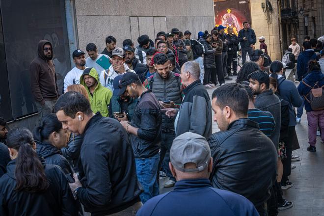 La regularización extraordinaria de migrantes desborda las previsiones del Gobierno con más de un millón de solicitantes