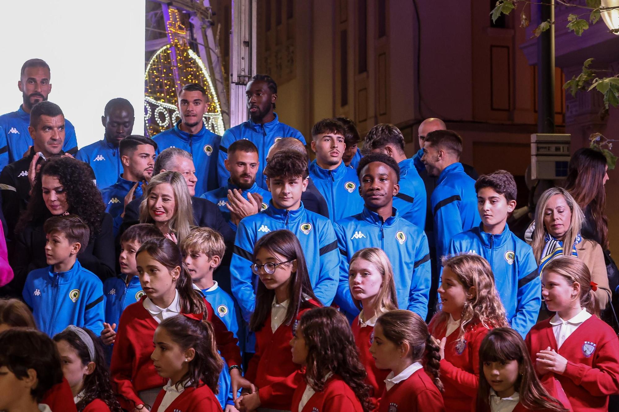 La plantilla del Hércules canta el villancico de la entidad acompañado del coro infantil del Colegio Inmaculada Jesuitas