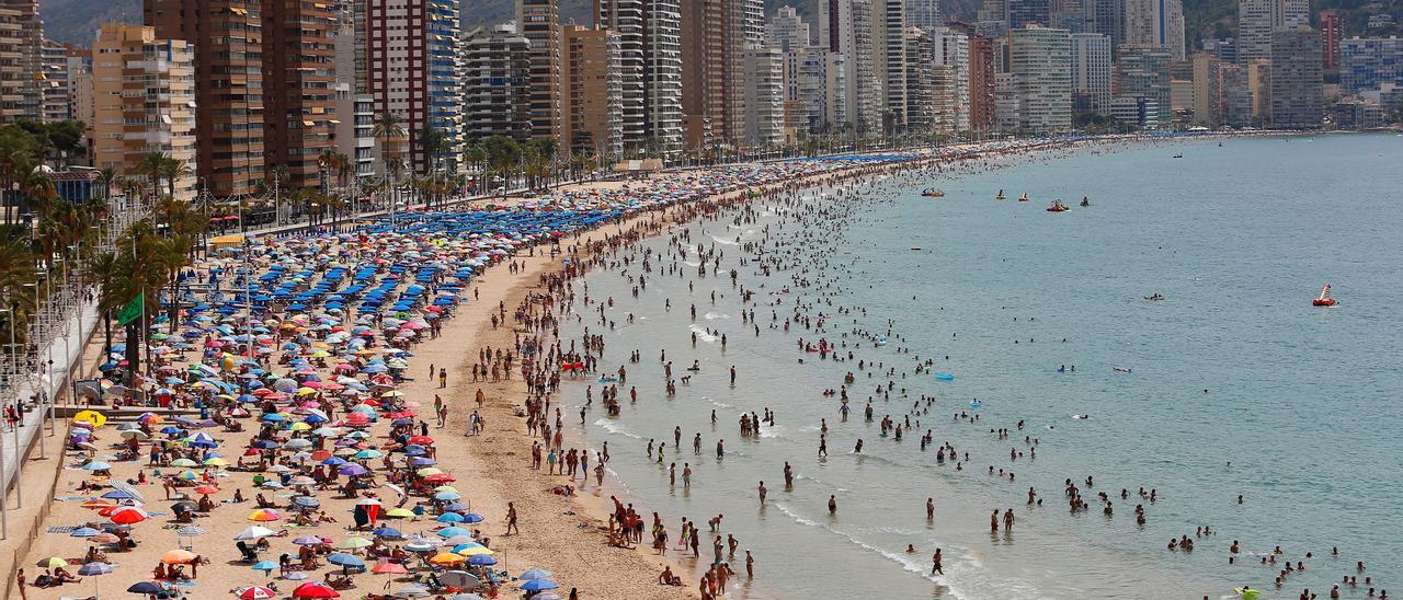 Los turistas disfrutan del sol y el Mediterráneo en Benidorm