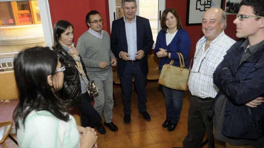 La reunión entre la ejecutiva local y la cúpula del PSOE gallego se celebró en la sede de A Illa. // Noé Parga
