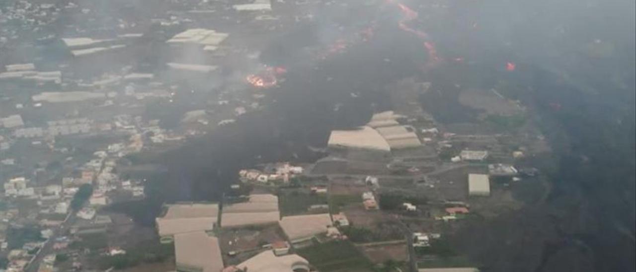 Retirada de enseres en el barrio de La Laguna ante el avance de la colada del volcán de La Palma