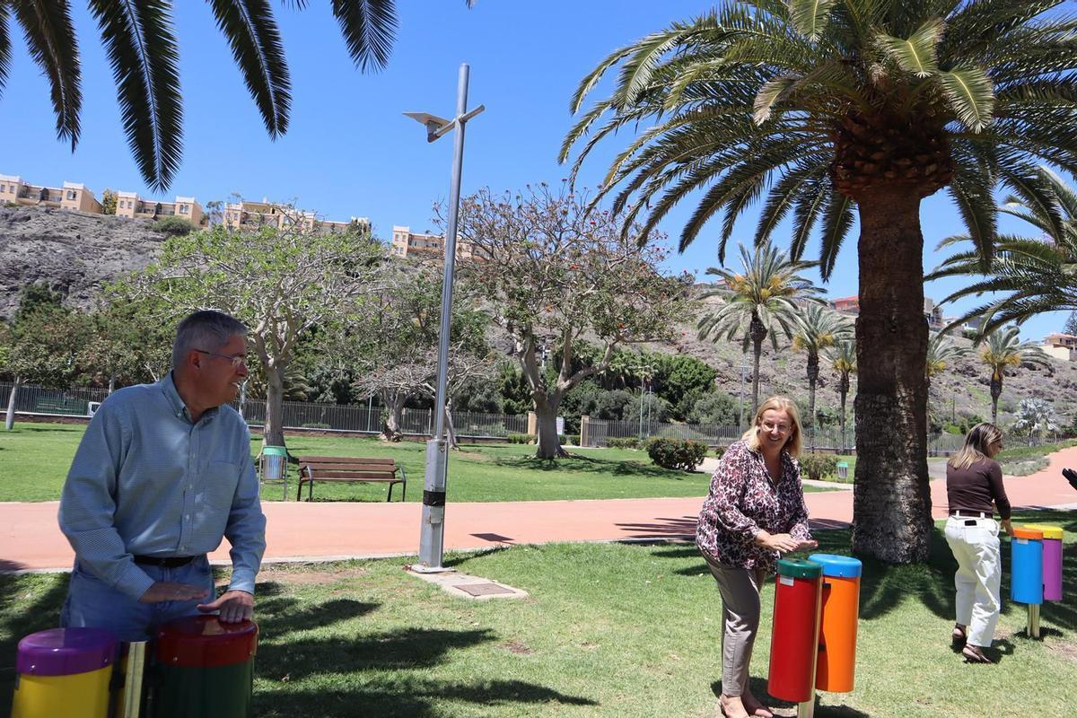 El alcalde Marco Aurelio Pérez pone en marcha una nueva zona de juegos musicales en el Parque Urbano del Sur.
