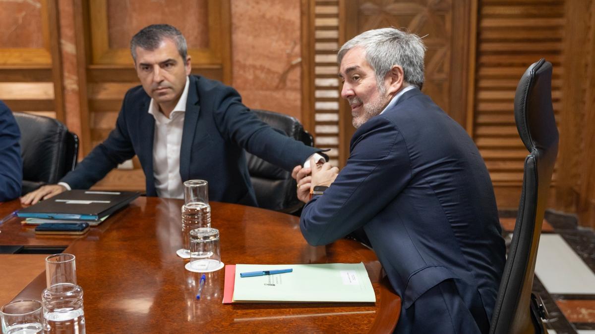 Manuel Domínguez y Fernando Clavijo, durante el Consejo de Gobierno de este lunes.