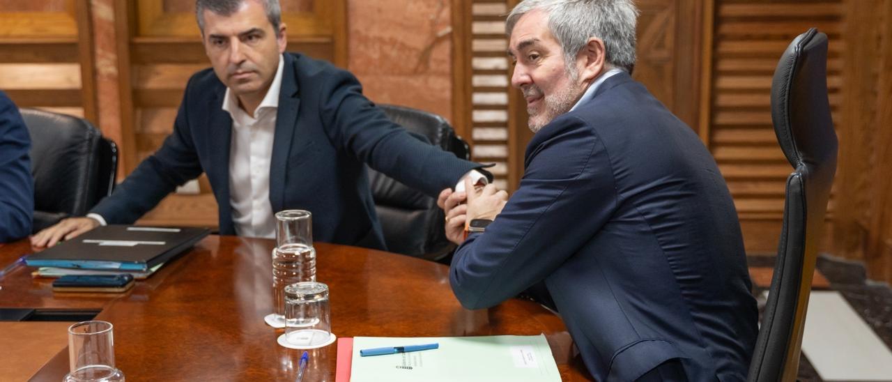 Manuel Domínguez y Fernando Clavijo, durante el Consejo de Gobierno de este lunes.