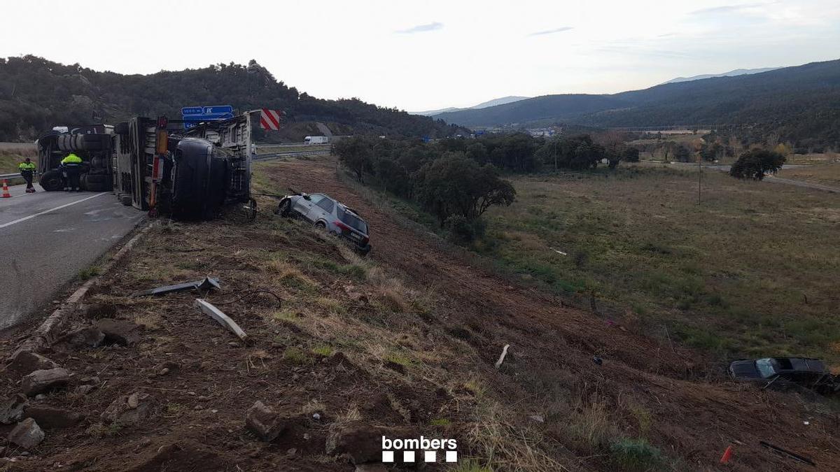 El camió bolcat emig de l'AP-7 a la Jonquera transportava cotxes