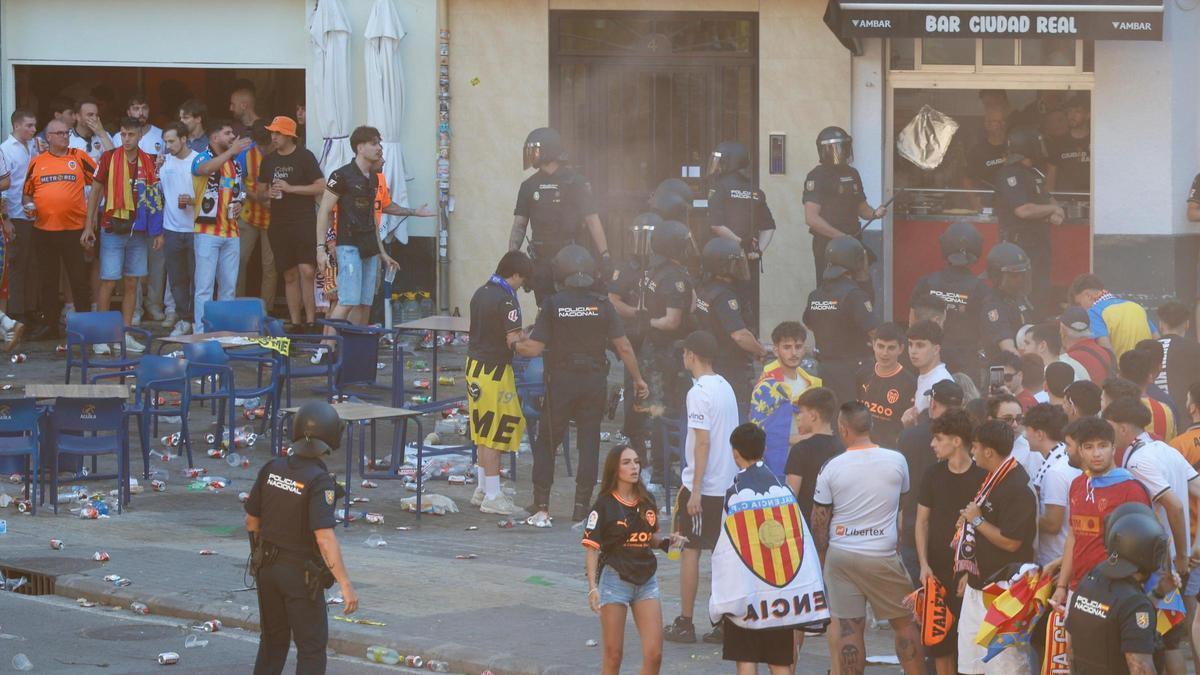 aficionados del Valencia CF se encaran con los antidisturbios