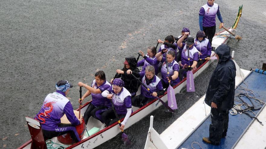 Festival de Barco Dragón de Libélulas BCS en Pontevedra, donde la intensa lluvia no impidió la regata. | G. Santos