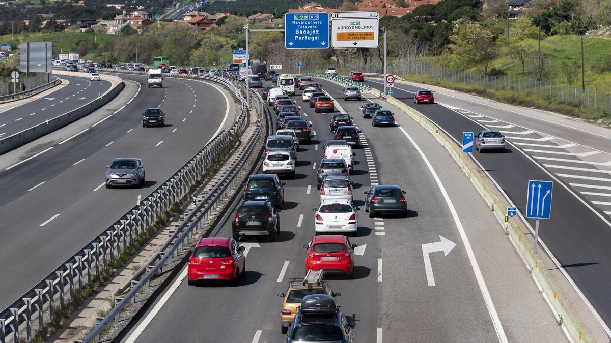 Tráfico a la salida de Madrid en la A-5.