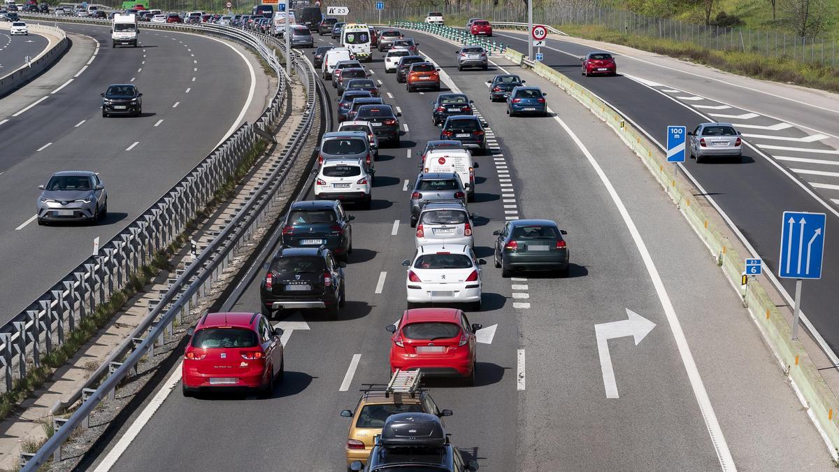 El festivo del lunes provocará numeroso tráfico en las carreteras de la región.