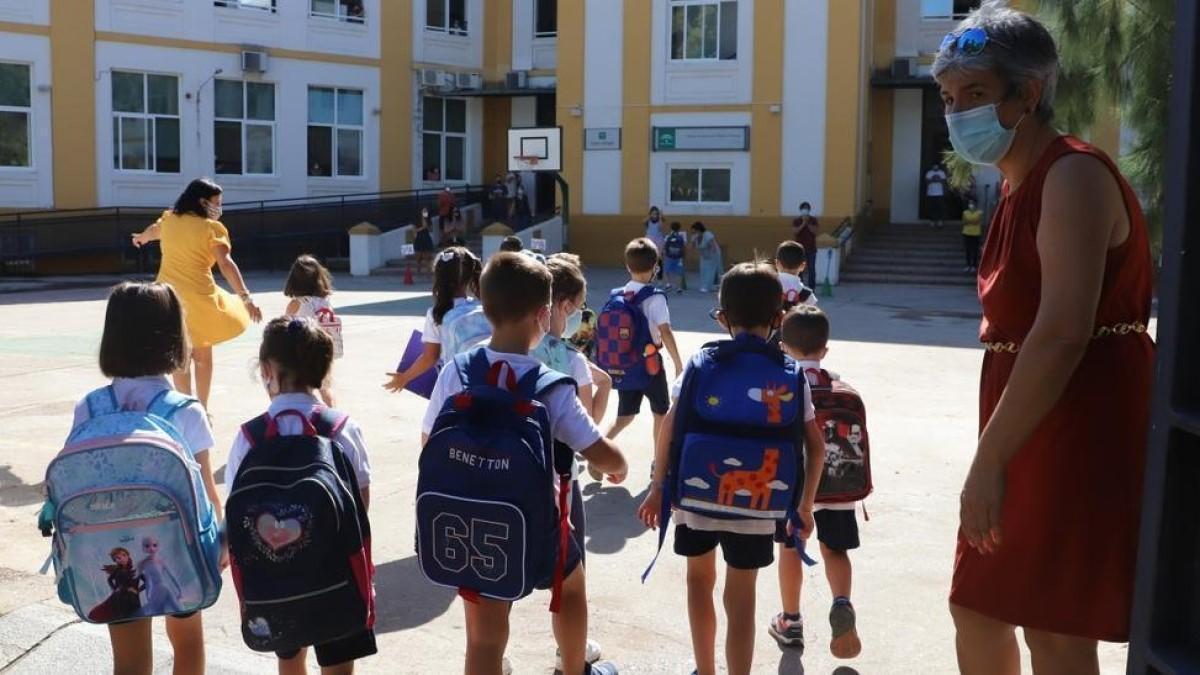 Llegada de alumnos a un colegio de Córdoba.