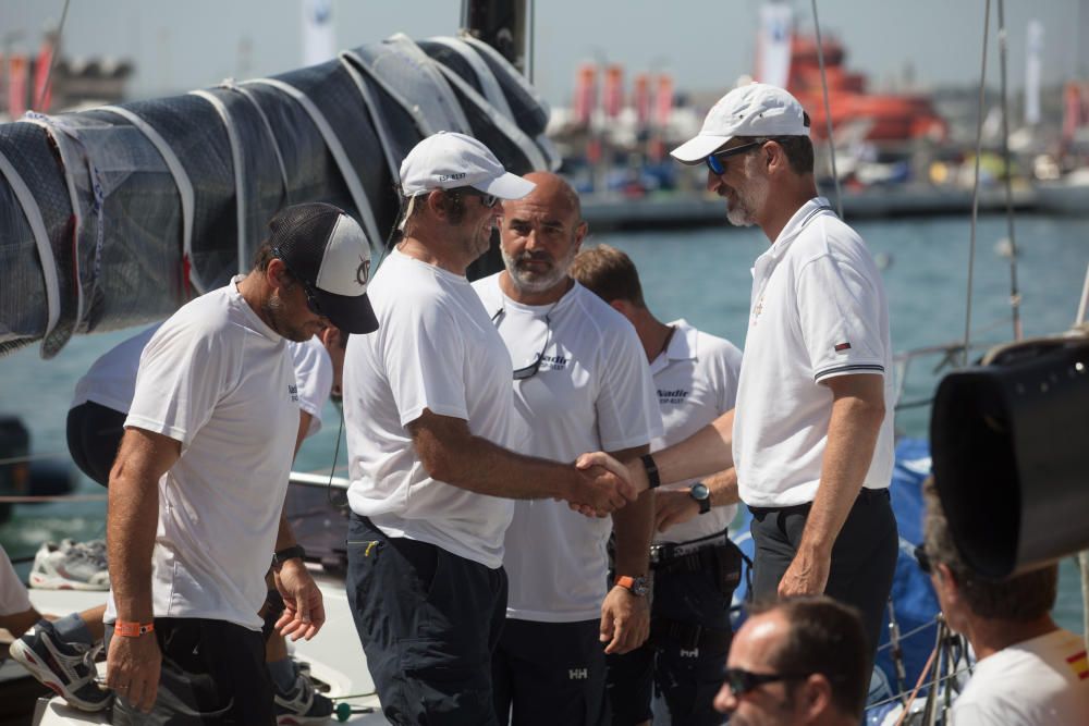 La reina Sofía y la infanta Elena siguen en barco la regata de Felipe VI