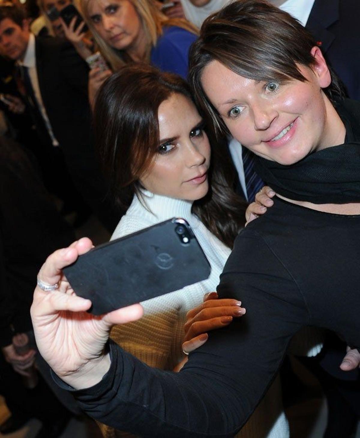 Vicky Beckham se hace un selfie con una de las fans allí presentes