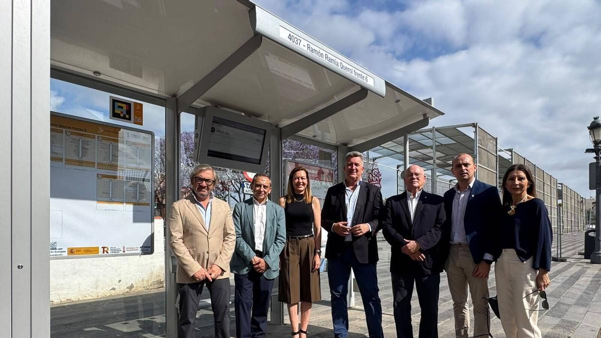 El conseller, Martínez Mus, presenta las nuevas marquesinas en Paterna.