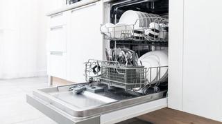 El truco que dejará tus platos del lavavajillas como nuevos