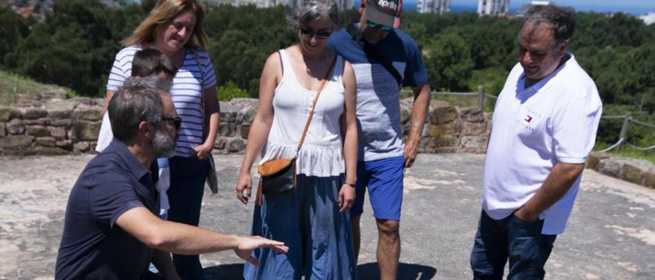 L'arqueólogu Alejandro García nuna de les visites empobinaes al yacimientu