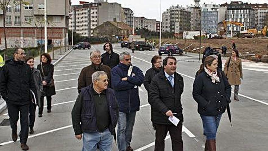 El alcalde Carlos Negreira, en 2014 en la avenida Casanova de Eirís tras las obras realizadas por el Concello.