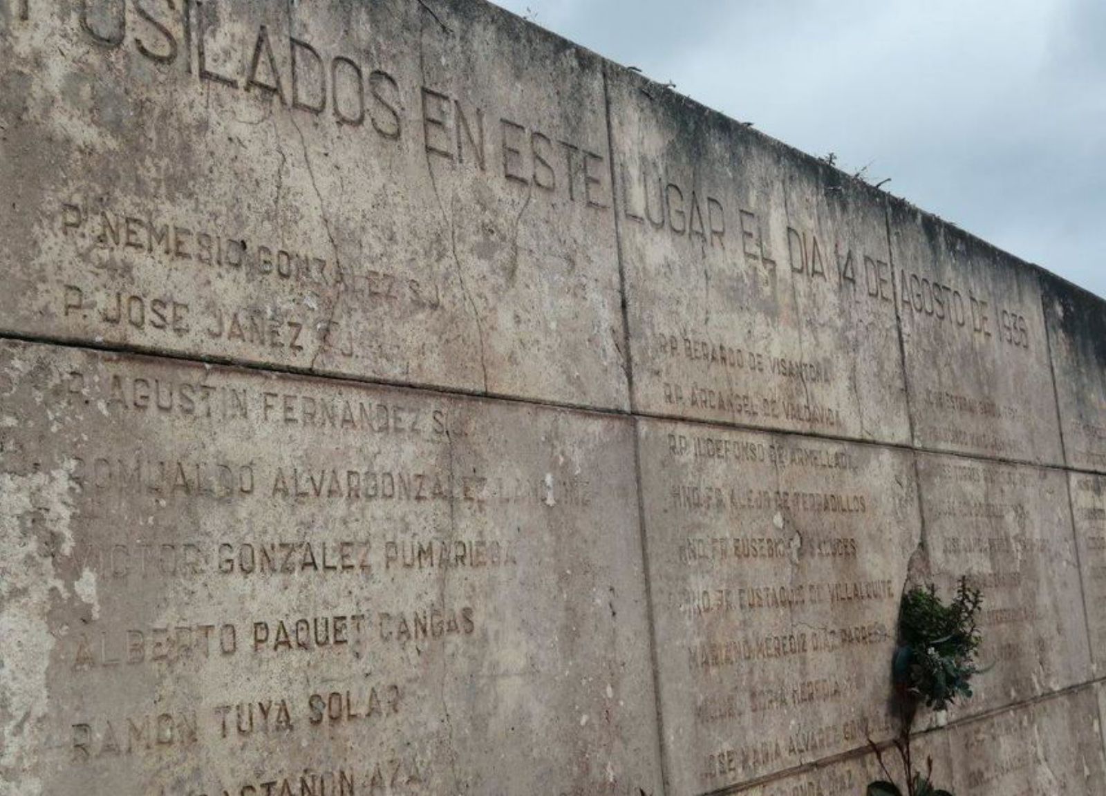 Detalle del paredón del cementerio de Jove