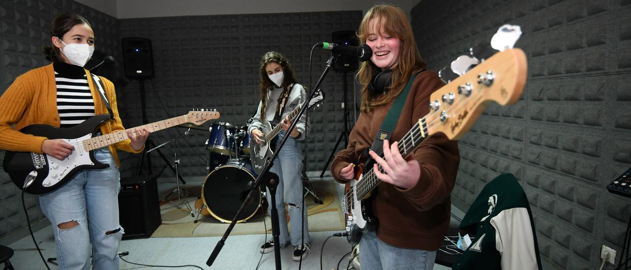 Un grupo de chicas ensayan en el marco del programa &quot;Xeración Sónica&quot; del Local de Música.