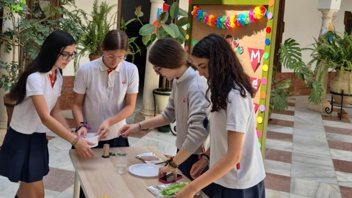 Varias alumnas del colegio trabajan en el proyecto inspirado en la película 'Coco'.