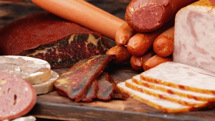 La OMS alerta: comer jamón o salchichas puede ser tan cancerígeno como fumar