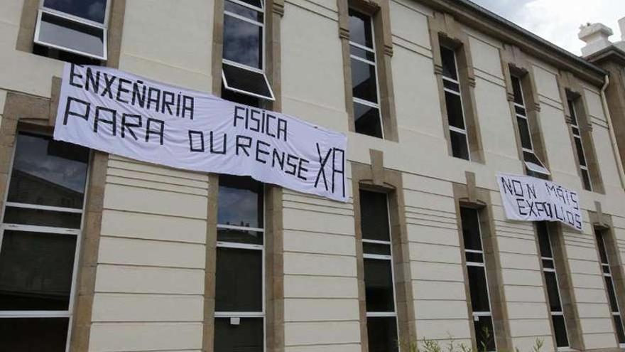 Las pancartas de la plataforma, colgadas ayer en el pabellón de Físicas del campus.