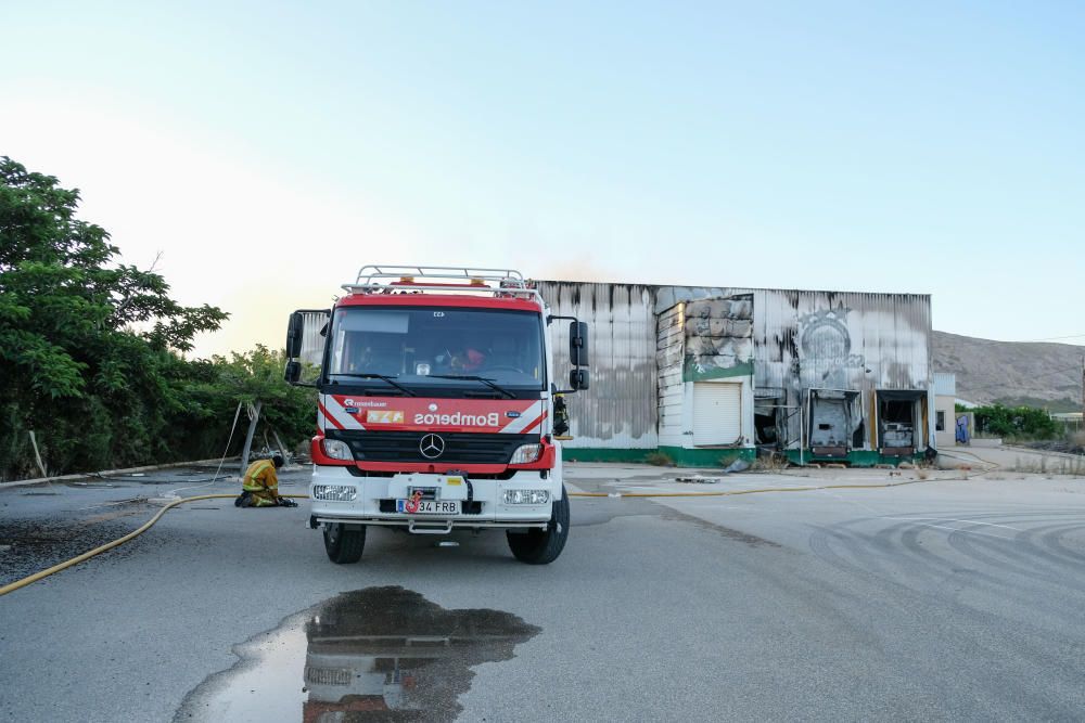 El fuego calcina una nave de Horfres