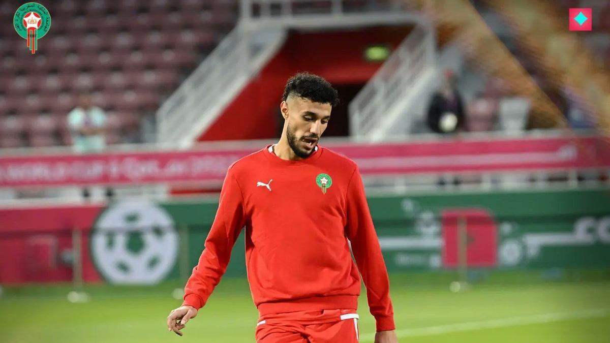 Mazraoui, en un entrenamiento con su selección