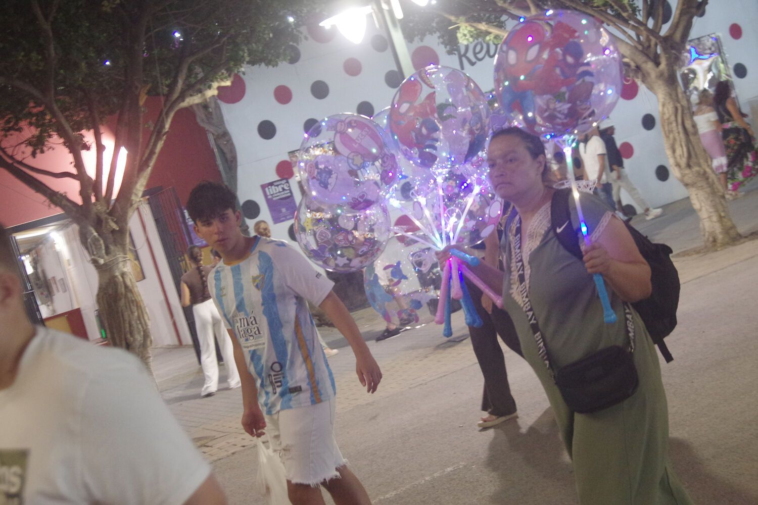 Ambiente en el Real de la Feria de Málaga 2025 el martes por la noche