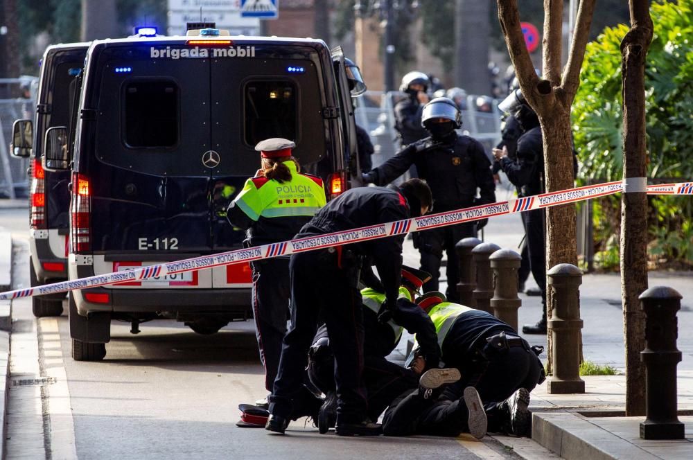 Tensió i enfrontaments entre Mossos i manifestants al centre de Barcelona