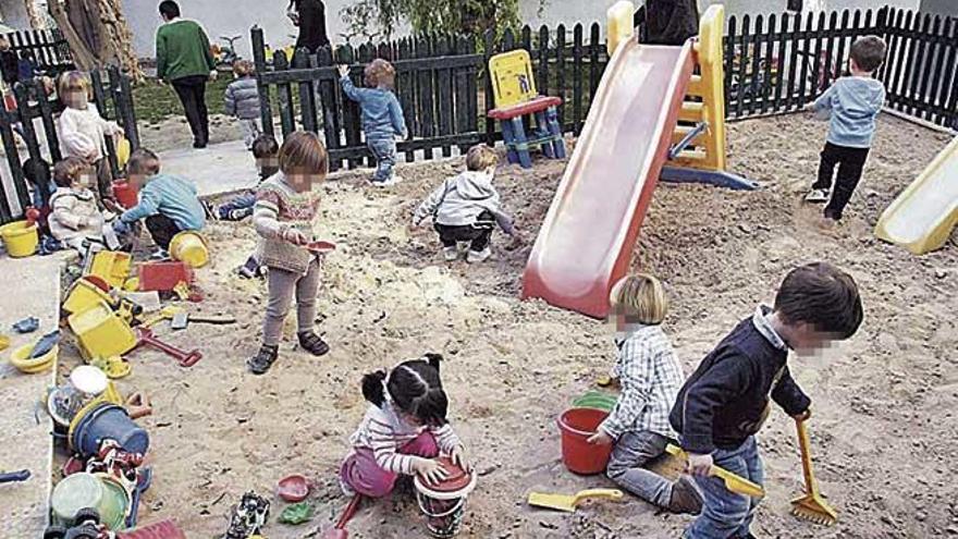 Niños jugando en una ´escoleta´ privada de Palma.