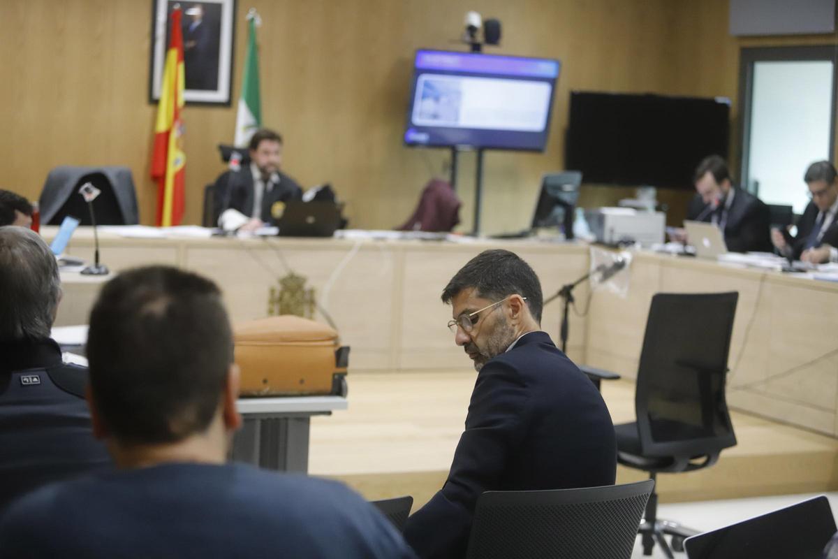 El juez Yepes Carmona, al fondo, con Jesús León en primer plano, durante el juicio en el Mercantil 1.