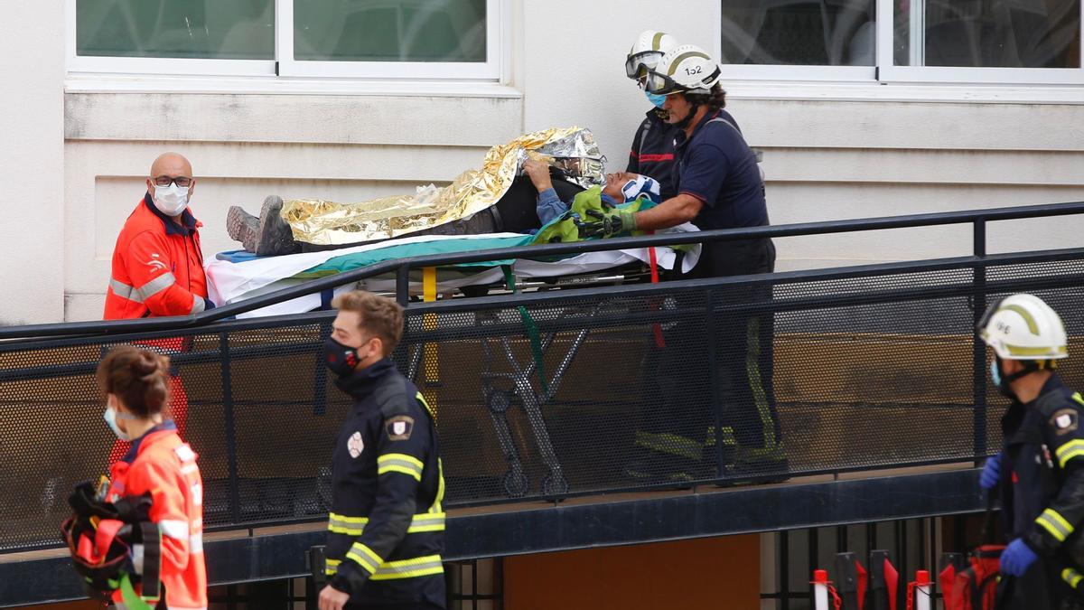 Un trabajador sufre una caída desde una altura de tres metros en el colegio Colón