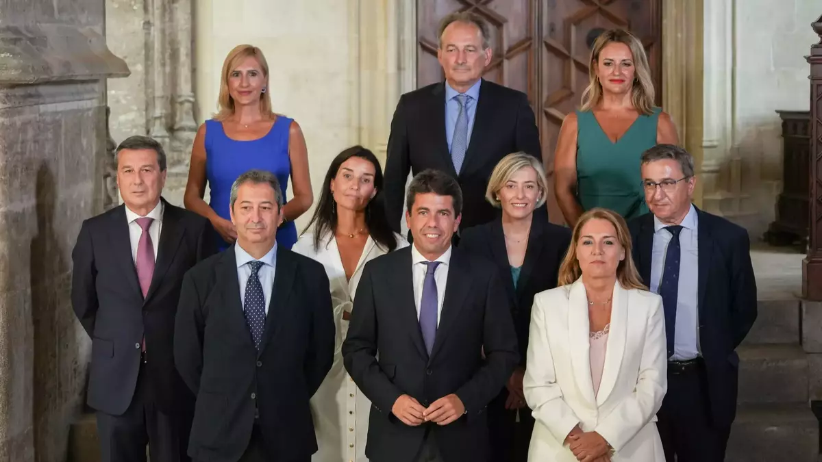 Imagen del presidente Carlos Mazón, con todos sus consellers en la Generalitat.