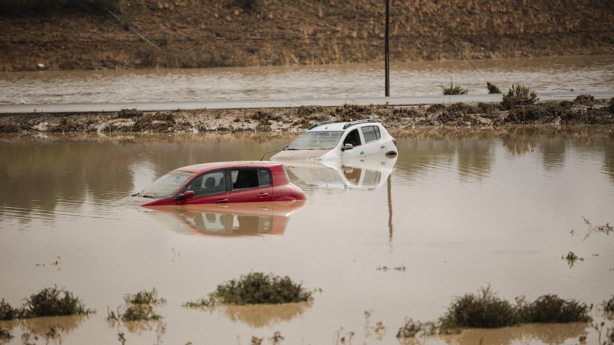 Zwei Autos stehen neben der A-42 in Bargas, Toledo, im Wasser. Bei heftigen Unwettern ist in der Gemeinde Bargas eine Person im Inneren eines Fahrzeugs gestorben.