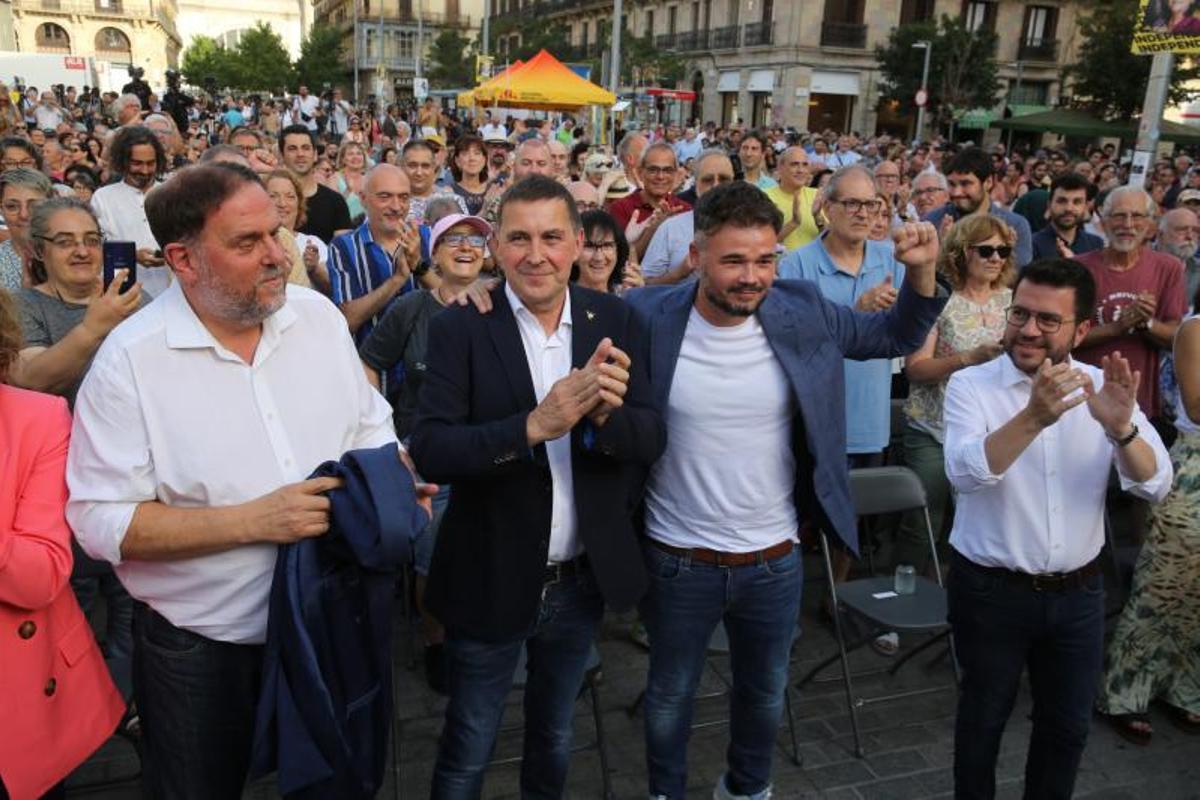 Gabriel Rufián, con Oriol Junqueras, Pere Aragonès y Arnaldo Otegi en el mitin central de campaña de ERC