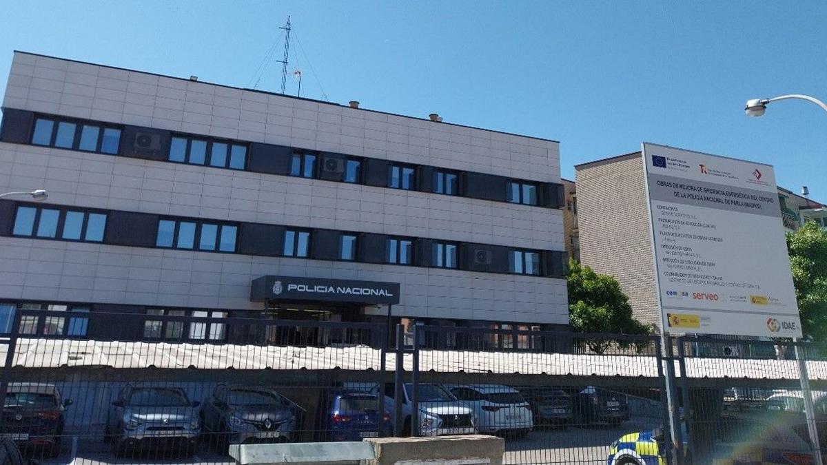 Cartel de obras ante la comisaría de la Policía Nacional de Parla tras una intervención.