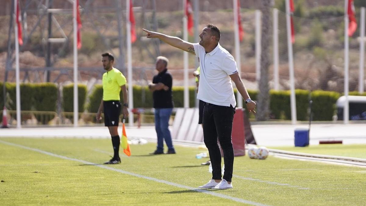 Jordi Roger da instrucciones a sus jugadores