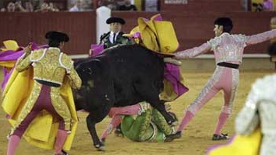 Perera grave, tras cortar dos orejas