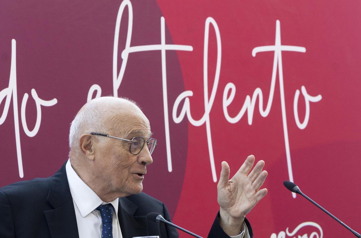 El presidente del Sabadell, Josep Oliu, durante la conferencia que ha ofrecido en Alicante.