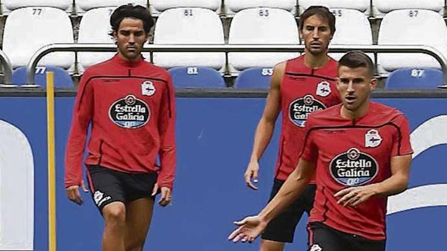 Gerard Valentín, ante Somma, Mosquera y Álex, ayer en Riazor.