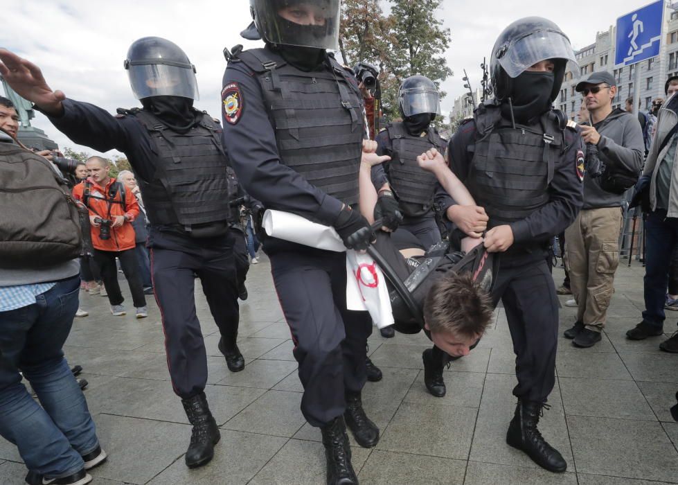 Cientos de detenidos en una protesta en Moscú.