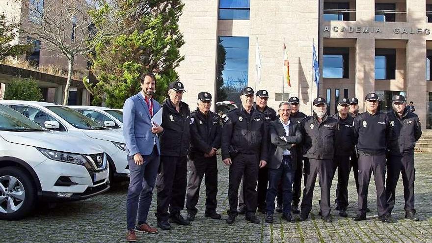 Luis Menor entregó ayer once vehículos camuflados a la Policía Autonómica. // Bernabé / Juan Carlos Asorey